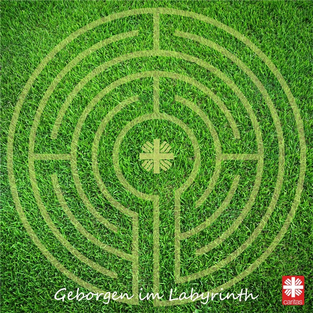 Darstellung eines Labyrinths auf einer Wiese 