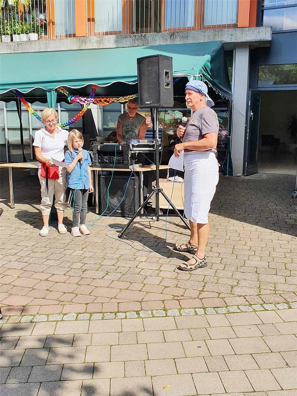 Einrichtungsleiter Clemens Roschka bei der Begrüßung  zum Sommerfest (© APZ Elisabethenruhe Eisenach)