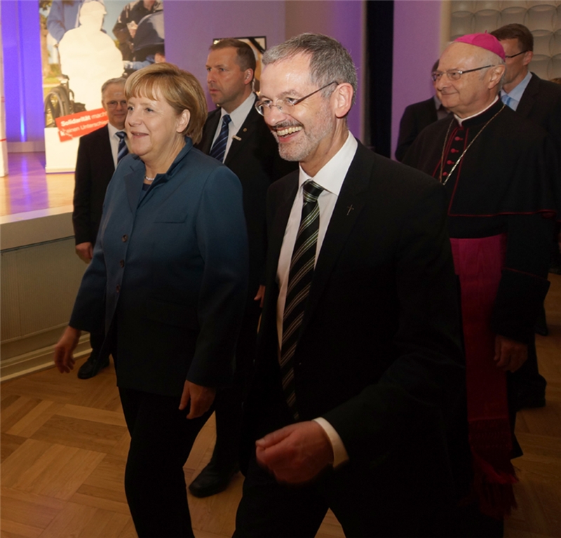 Merkel und Neher beim Einzug in den Kuppelsaal (Marc Boos)