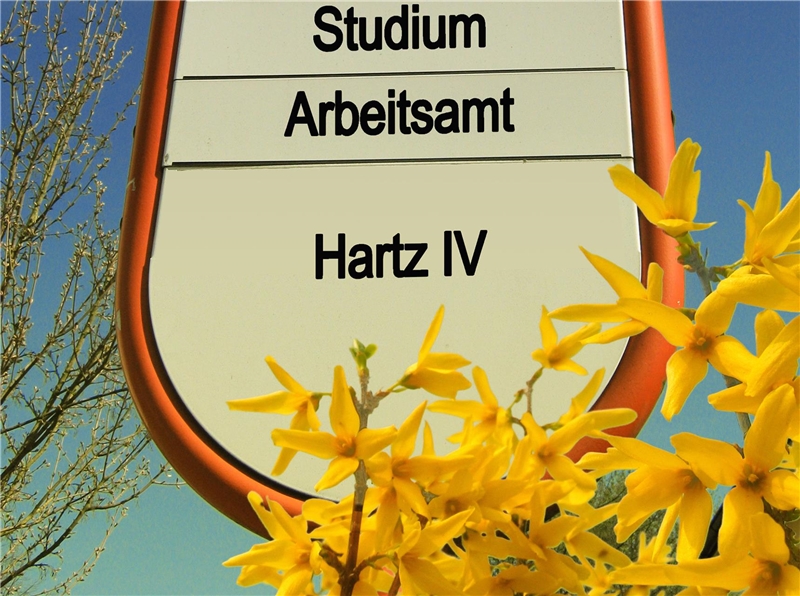 Das Bild zeigt ein Bushaltestellenschild auf dem unterschiedliche Stationen des Beruflebens geschrieben sind. Nach Schule, Studium steht als Endstation "Hartz 4".