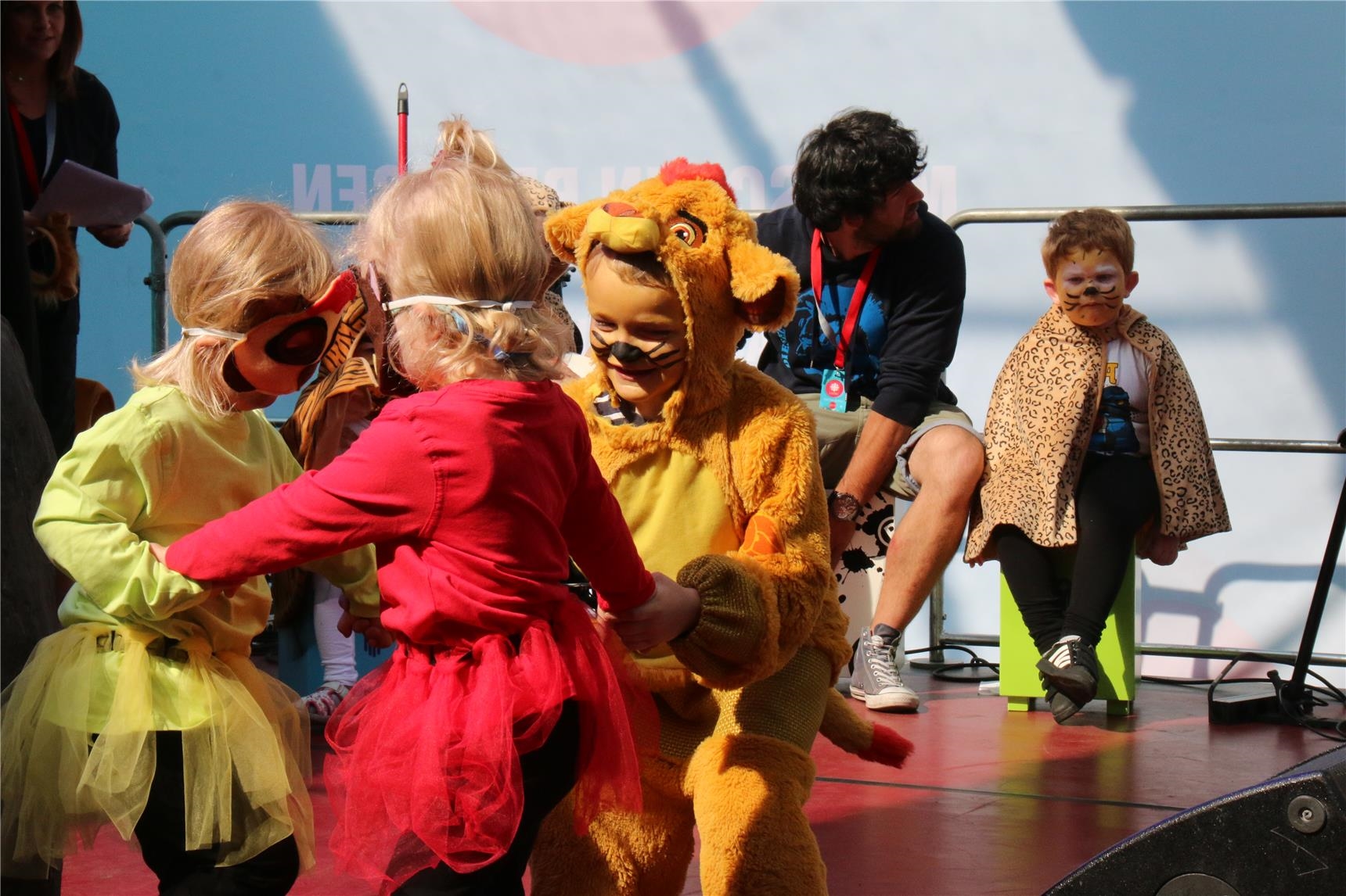 Das Foto zeigt ein Gruppe von Kindern in Kostümen, die auf einer Bühne ein Theaterstück aufführen. (Harald Westbeld)