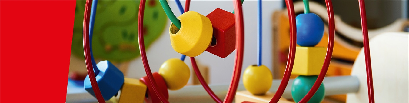 Foto buntes Kinderspielzeug im Detail