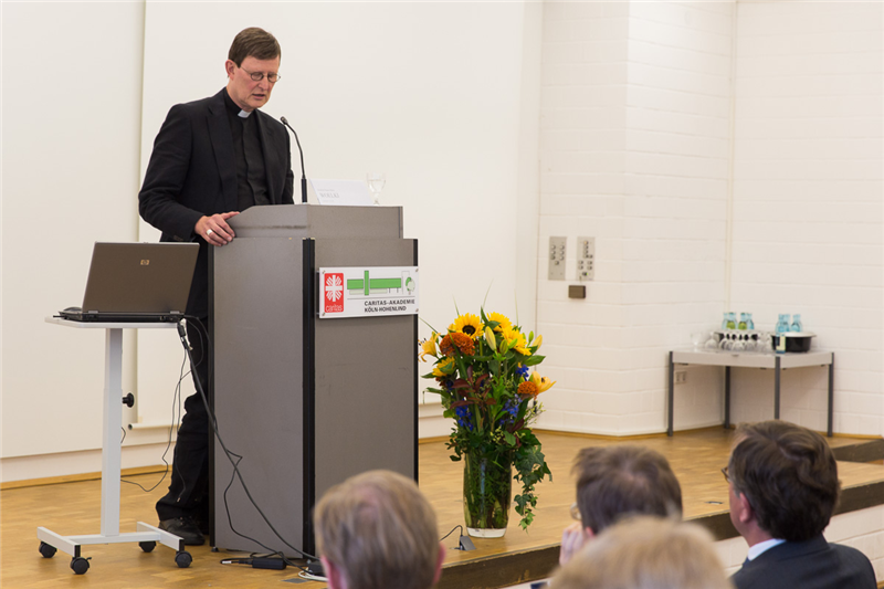 Kardinal Rainer Maria Woelki steht vor einem Pult und hält eine Rede (Martin Karski)