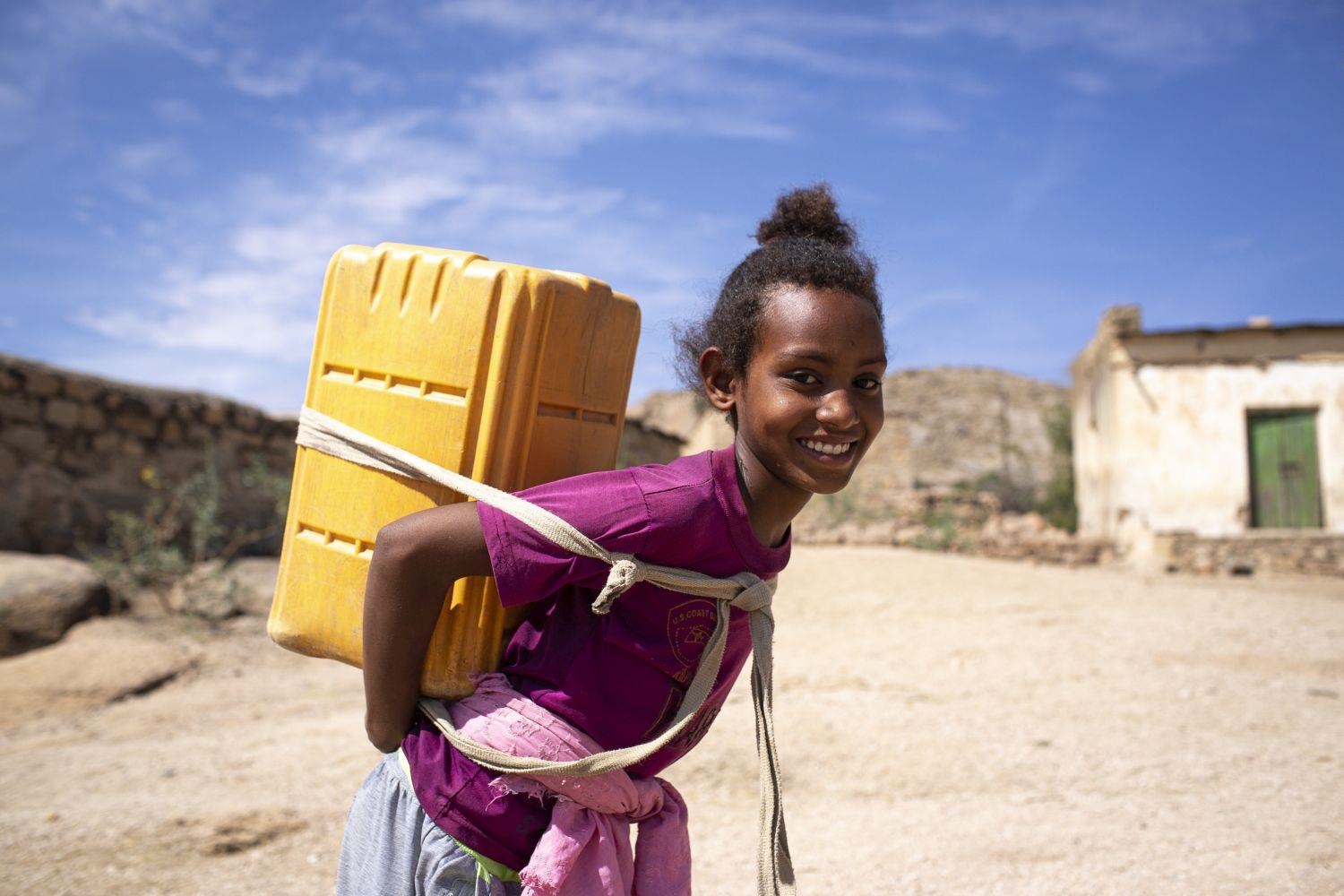 Wasser zu holen, ist in Eritrea meist Aufgabe der Kinder und Frauen (Foto: Philipp Spalek / Caritas international)