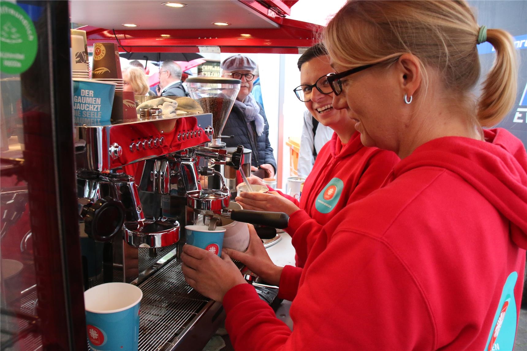 Das Foto zeigt zwei Frauen an einer Profi-Kaffeemaschine, die Kaffee zapfen. (Harald Westbeld)