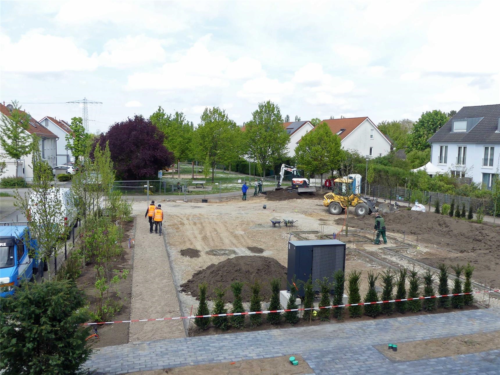 Blick vom 1. Obergeschoss von Haus Raphael auf Bau- und Pflanzarbeiten in der Gartenanlage (Foto: © Caritas Offenbach / Sabine Schilha)