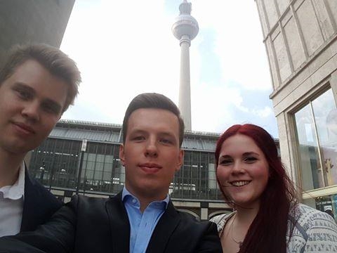 Drei junge Menschen mit Berliner Fernsehturm im Hintergrund (youngcaritas Deutschland)