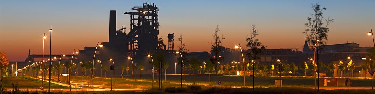 Skyline der alten Industrieanlagen auf Dortmund Phoenix West bei Nacht