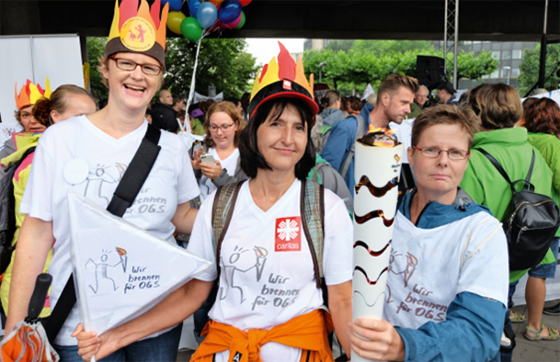 Demonstranten auf einer Kundgebung zur OGS-Kampagne der LAG vor dem Düsseldorfer Landtag am 12.07.2017 (Markus Lahrmann)