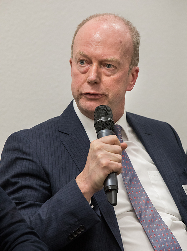 Porträt: Jochen Brink (KGNW) mit einem Mikrofon (Achim Pohl)