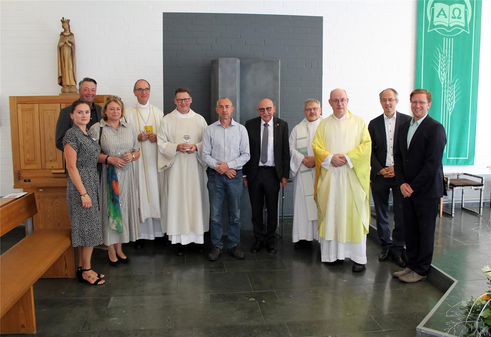 Gruppe mit Geistlichen in der Kapelle St. Nikolaus (Erik Lehwald / Caritasverband Düren-Jülich)