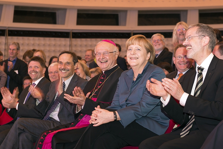 Kanzlerin lachend beim Jahresempfang (Caritas / Anke Jacob)