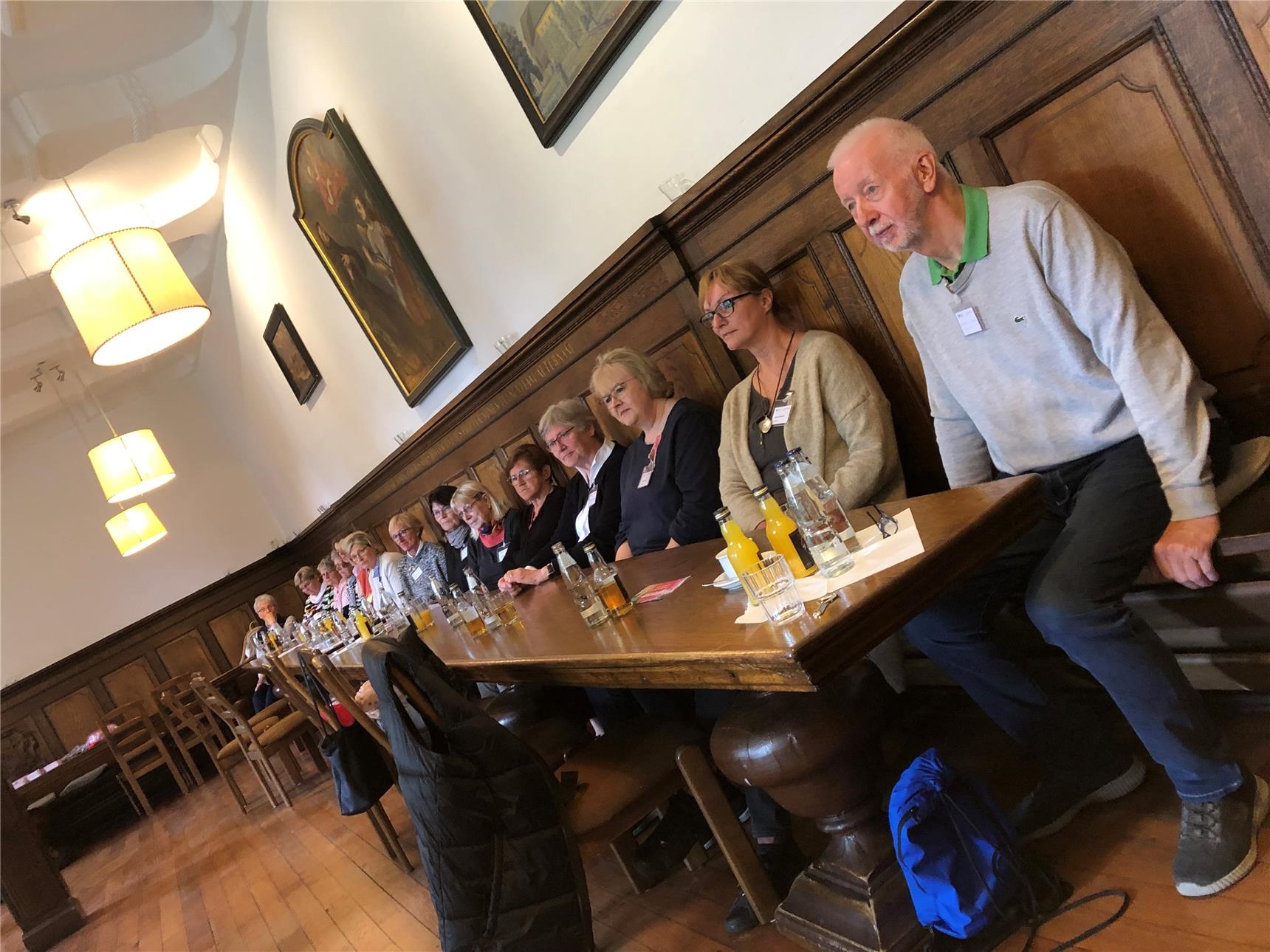eine Gruppe Menschen am Tisch (CKD Paderborn)