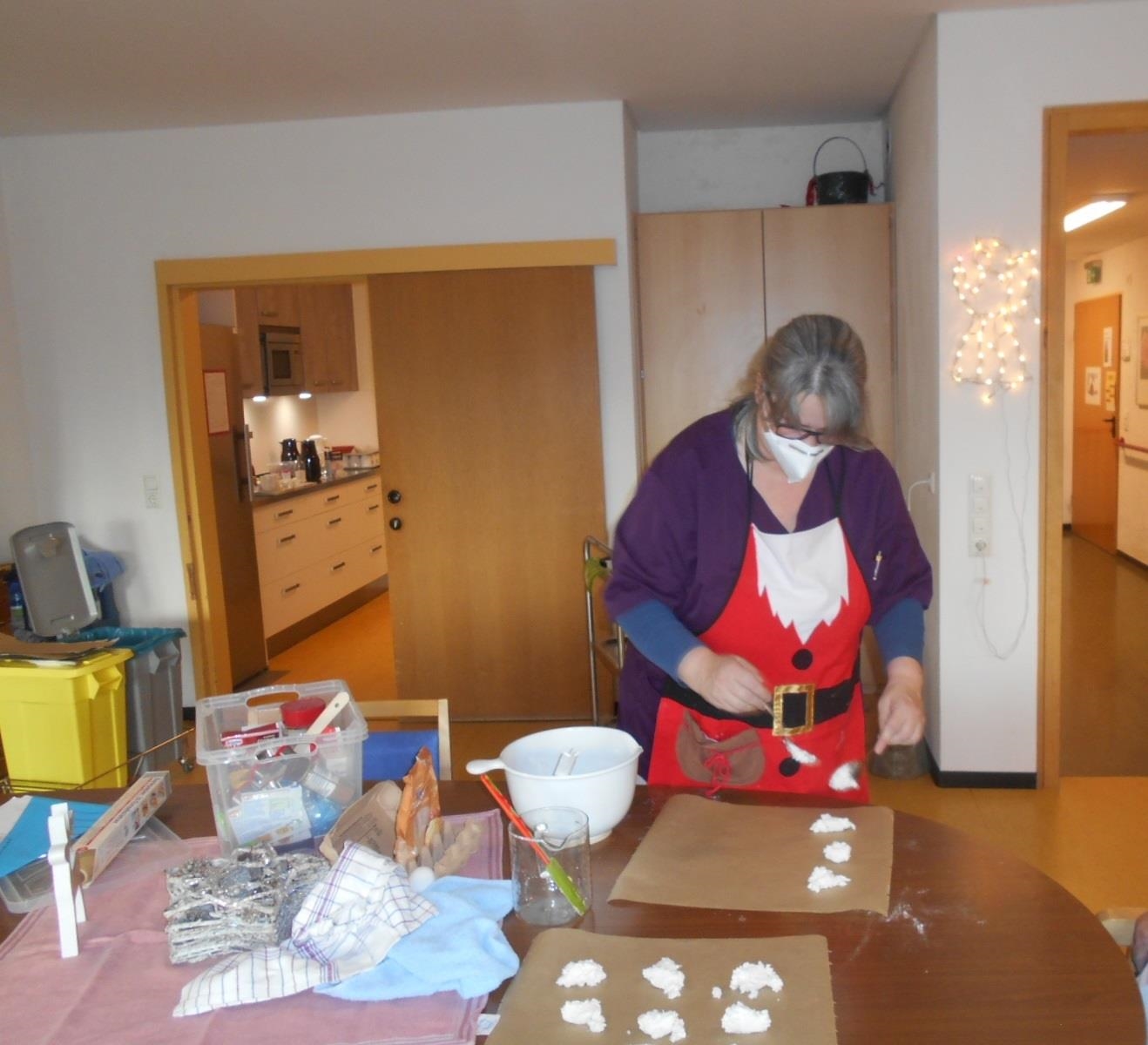 Weihnachtsbäckerei im Haus St. Hildegard (Christina Deckert)
