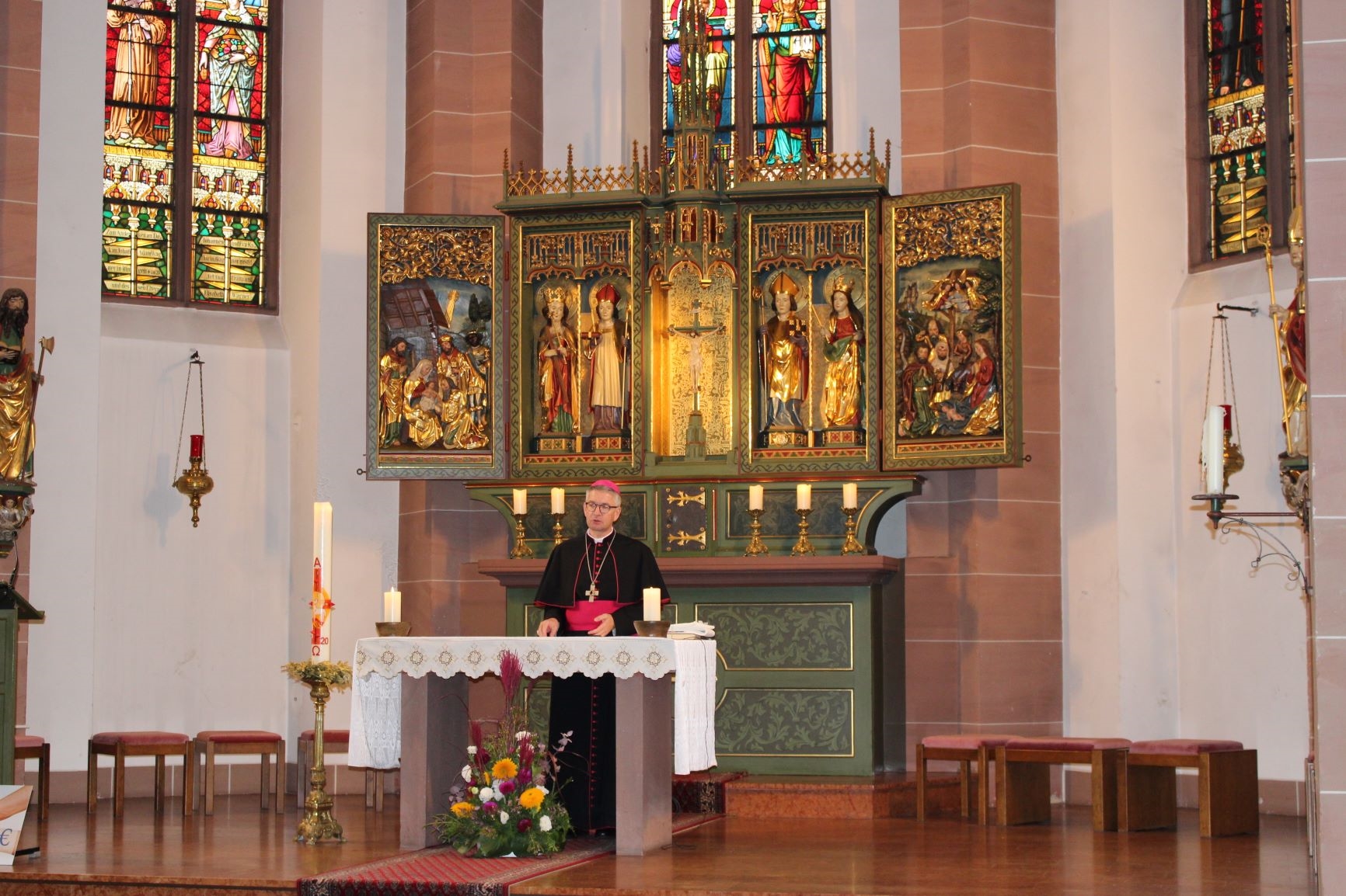 Bischof am Altar (Caritasverband Darmstadt e. V.)