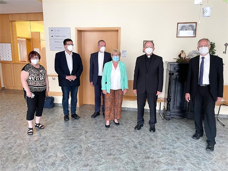 Einrichtungsleiterin Cordula Glaßer zeigt Bischof Ulrich Neymeyr das Altenpflegezentrum