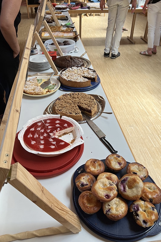 Kuchentheke mit einer großen Anzahl Kuchen und Muffins (Caritasverband Darmstadt e. V. / Jens Berger)