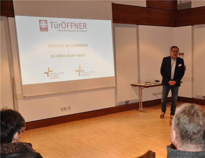 Projektkoordinator Robert Talaj erklärt das Konzept "TürÖFFNER"