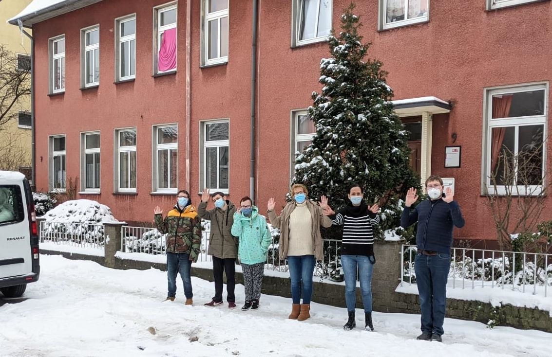 Abschiedsfoto mit Bewohner*innen vor dem Christophorus-Haus in der Moosstraße. 