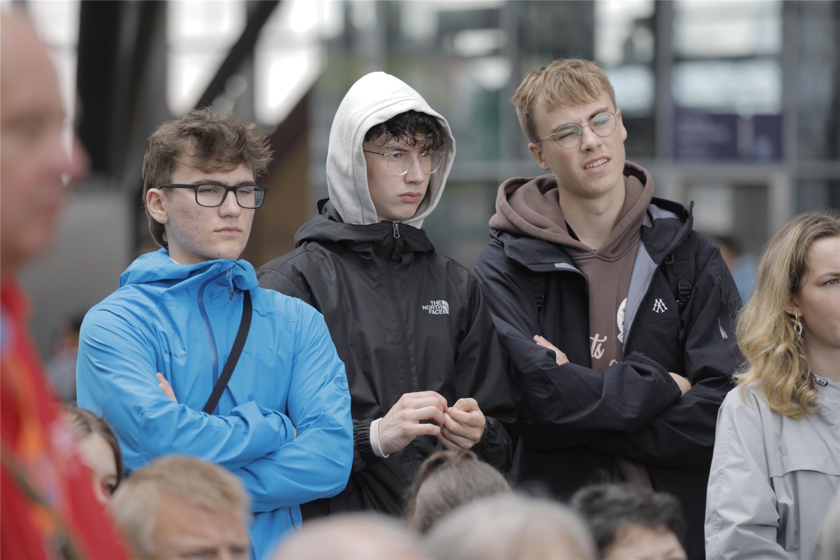 Junge Männer bei der Gesprächsrunde Friedensort Bahnhofsmission Erfurt (Ralf Gerard)