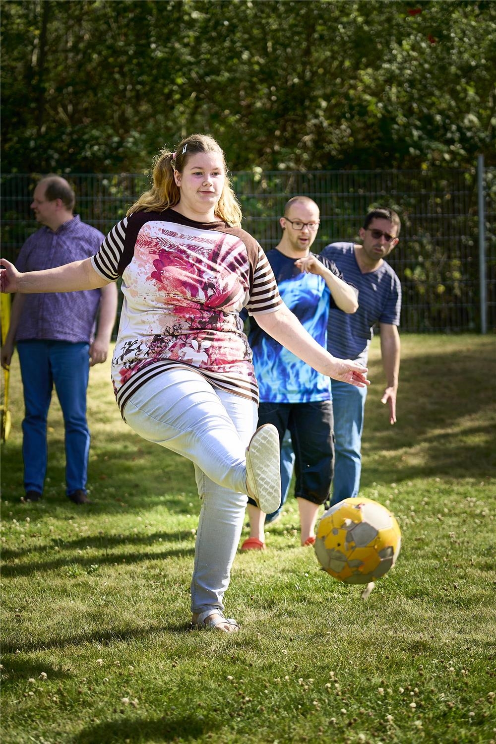 Eine junge Frau schießt einen Fußball. 