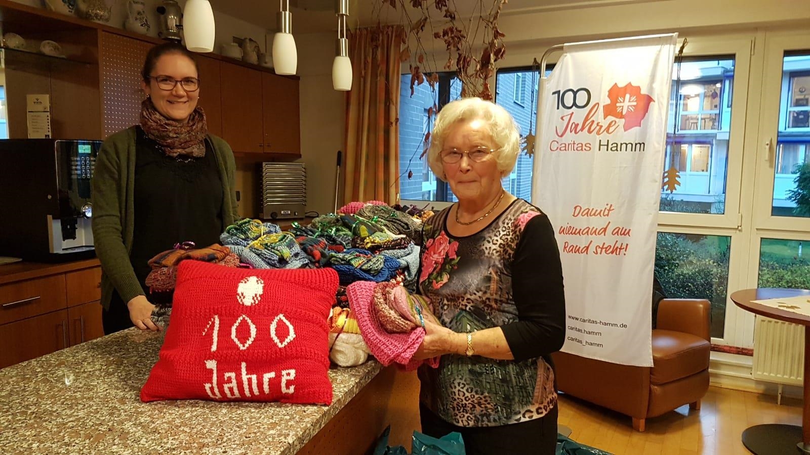 100 Schals, 100 Mützen und 100 Paar Handschuhe für Franziskus-Küche der Caritas (Altenheim St. Josef)