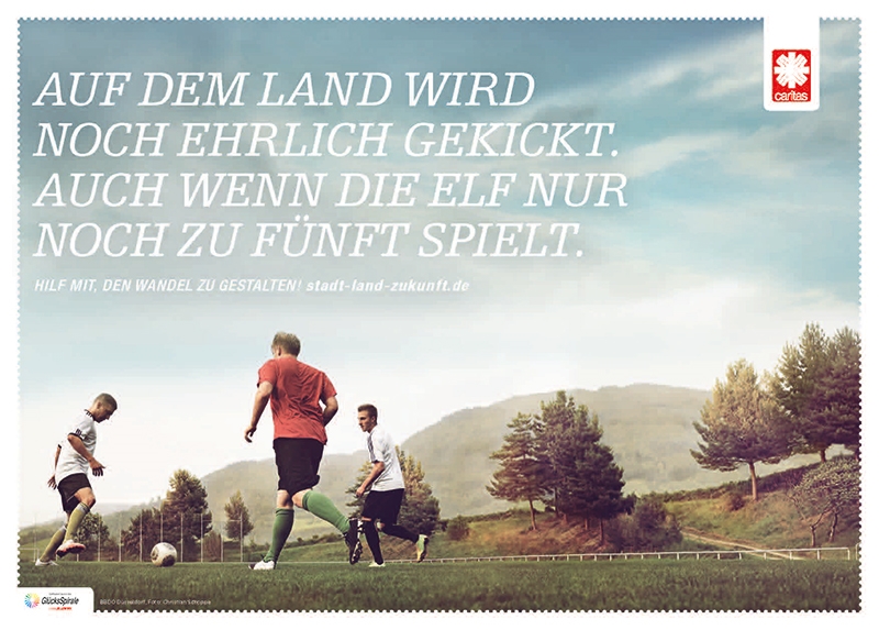 Plakat Kampagne Stadt, Land, Zukunft: Fußballer (Deutscher Caritasverband/Christian Schoppe)