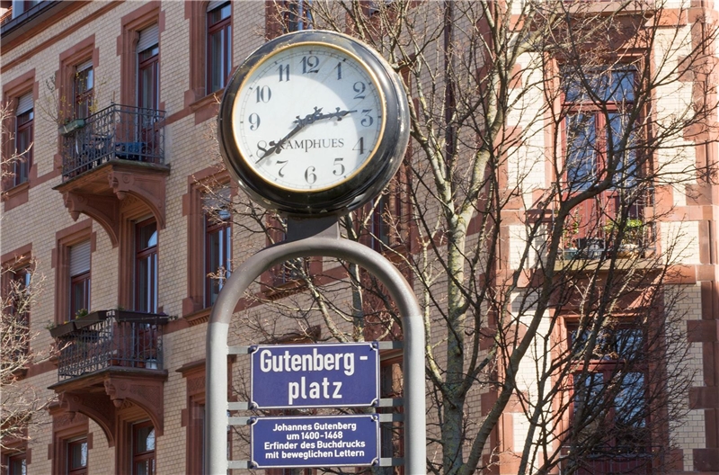 Uhr am Gutenbergplatz Karlsruhe