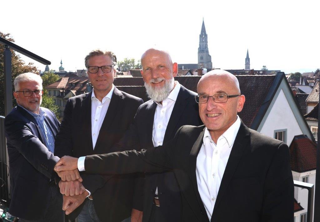 Von links: der ehemalige Caritas-Vorstand Andreas Hoffmann, Caritas-Vorstand Udo Wankelmuth, Stadtwerke-Geschäftsführer Norbert Reuter und Stadtwerke-Mitarbeiter Jürgen Mika