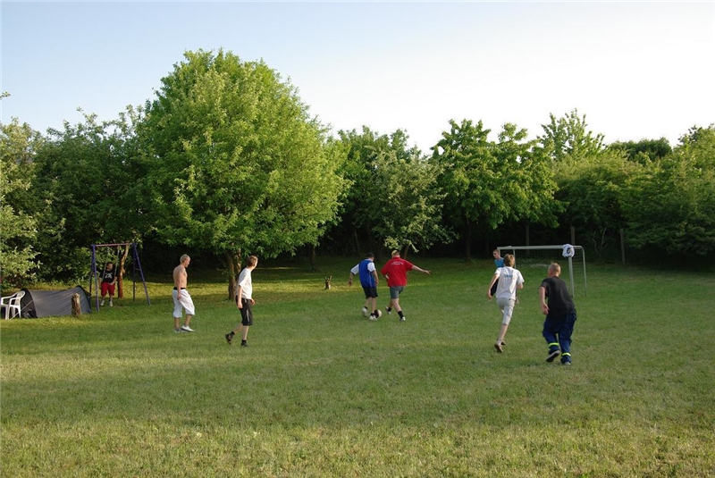 Kinder- und Jugendhaus Neustrelitz - 007 - Freizeit im Heimgarten mit Fußball und Zelten
