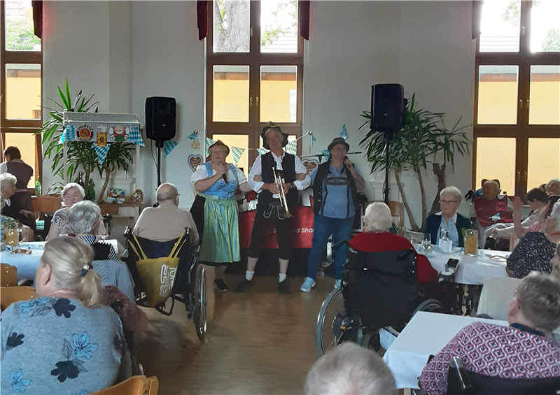 Musikalische Unterhaltung durch „Der Behringer“ zum Oktoberfest im APZ St. Josef