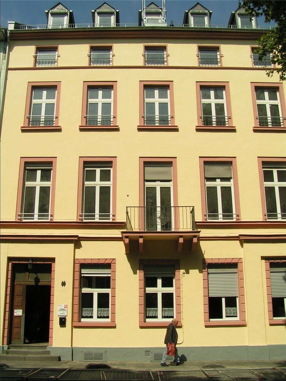 Gelb gestrichenes Haus - Außenansicht Neustadt 20 (Foto: Marco Wagner)