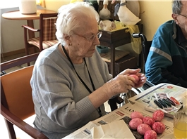 Konzentriert beim Eierfärben / Foto: Caritashaus St. Vincenz