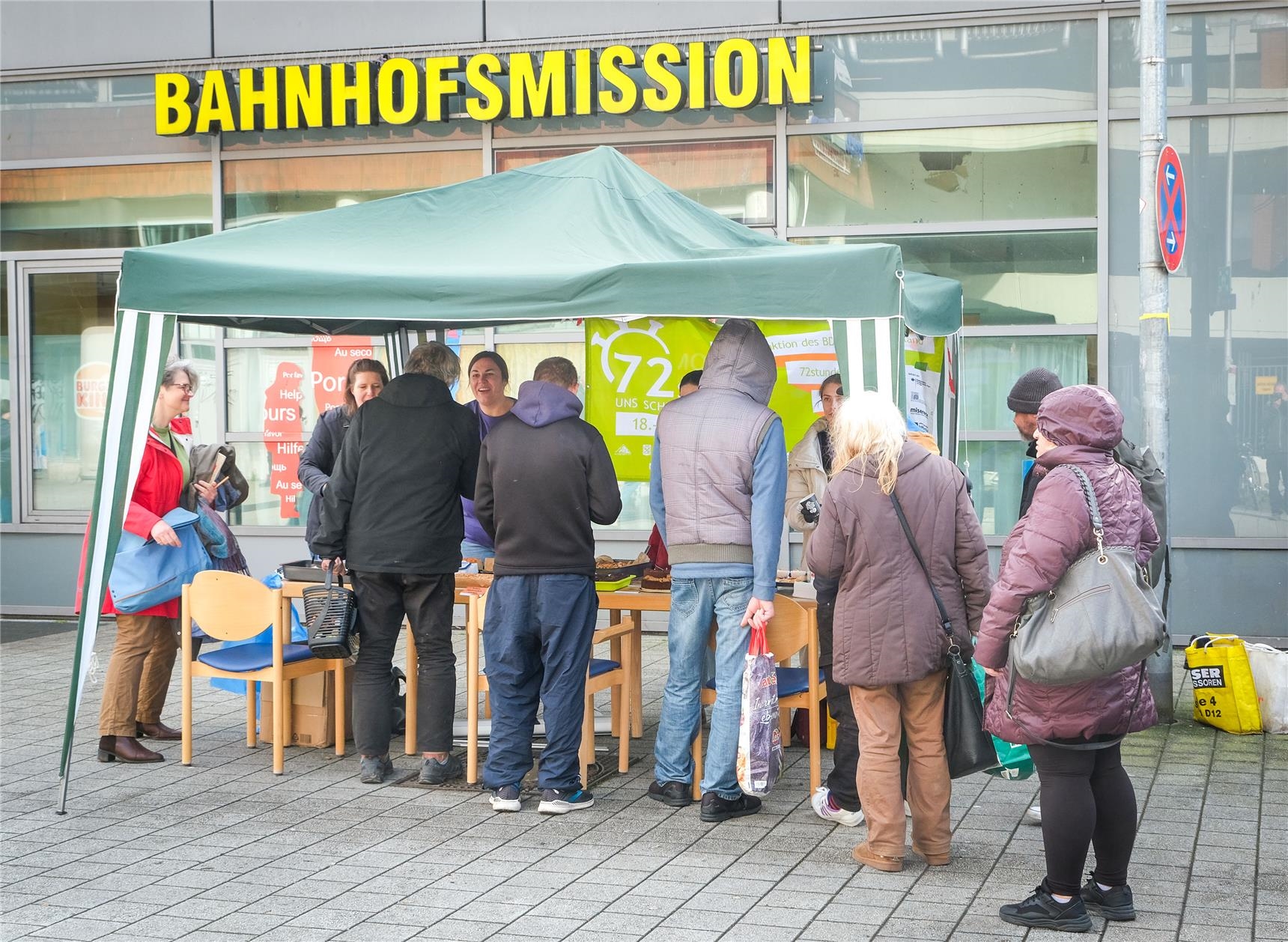 Viel Andrang bei der Kaffeetafel (Chris Gossmann/Caritas)