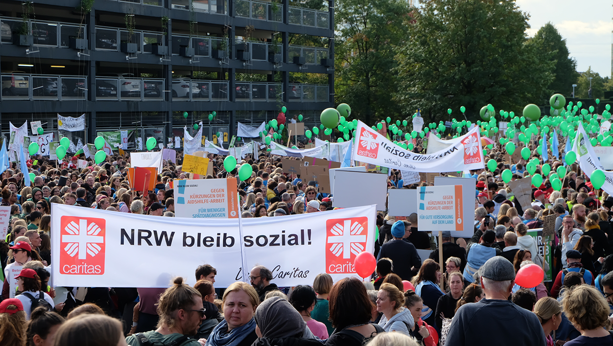 Teilnehmende bei der Kundgebung der LAG Freie Wohlfahrtspflege NRW zur Kampagne 'NRW bleib sozial!' vor dem Düsseldorfer Landtag (Foto: Markus Lahrmann)