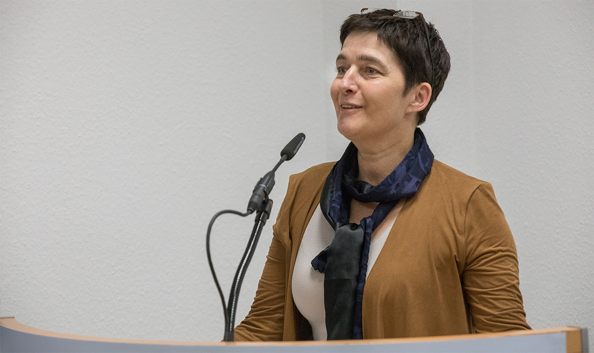 NRW-Ministerin für Gesundheit, Emanzipation, Pflege und Alter Barbara Steffens steht vor einem Pult und hält auf der Fachveranstaltung zur Krankenhausfinanzierung in Düsseldorf eine Rede (Achim Pohl)