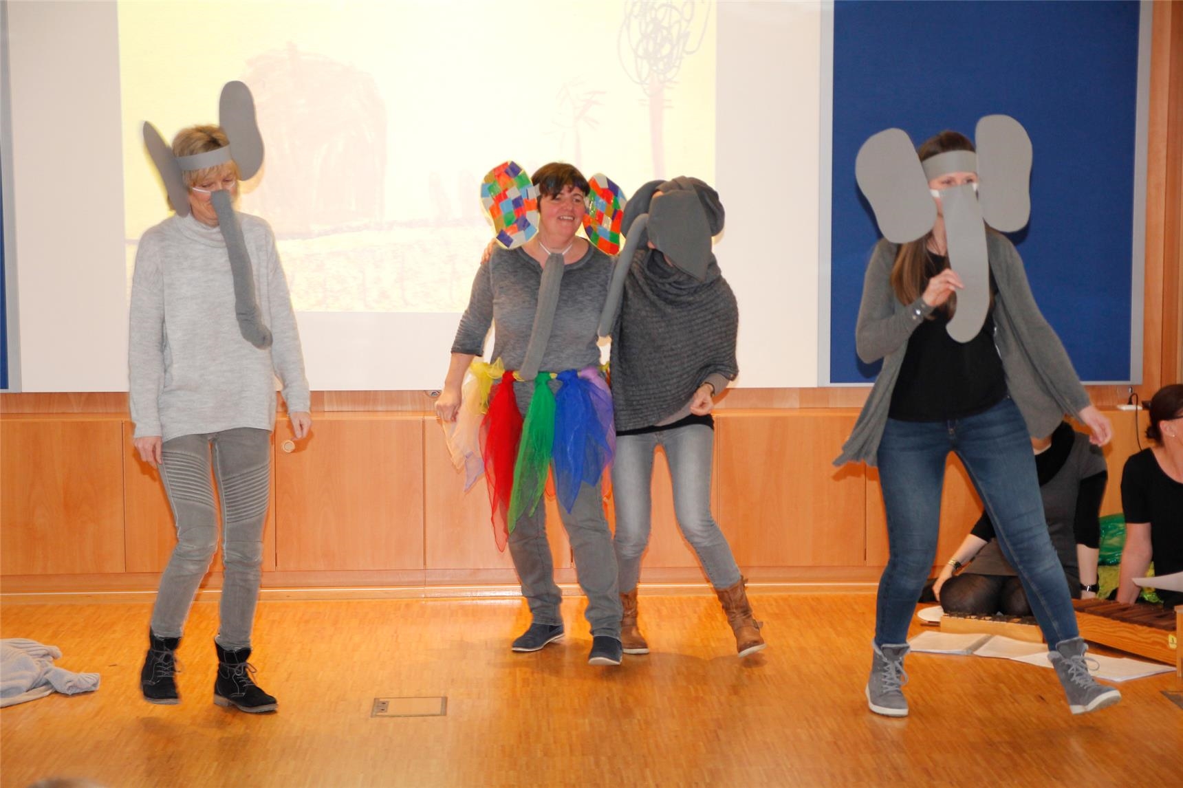 Das Musical "Elmar, der kleine Elefant" begeisterte die Kinder vom Kindergarten St. Joseph in Dillingen.  (Bernhard Gattner)