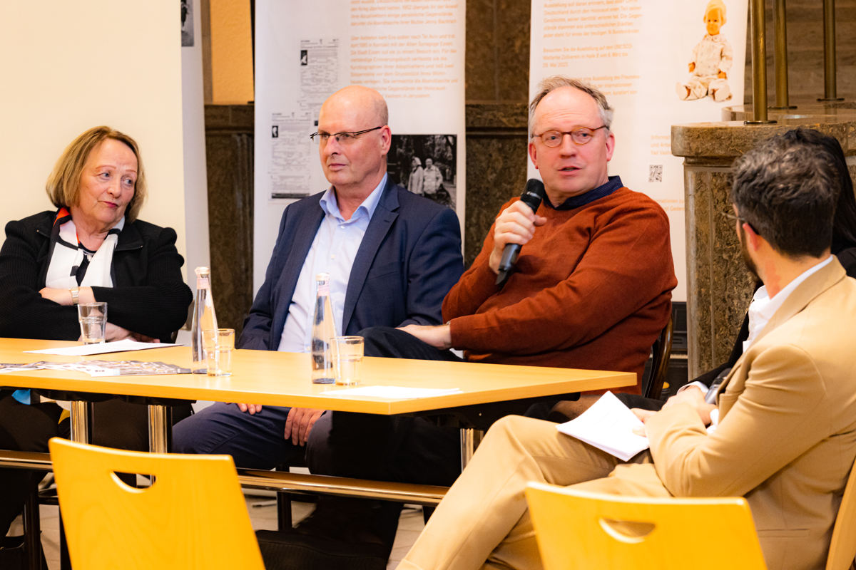 Teilnehmende der Podiumsdiskussion auf der CiNW-Fachtagung 'Miteinander Gegeneinander?' in der Alten Synagoge in Essen (Foto: © Angelika Kamlage | Caritas in NRW)