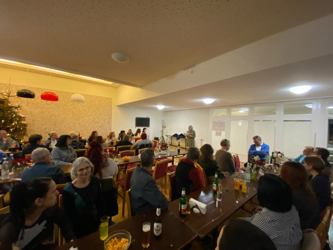 Mitarbeitende und Geschäftsführung im Saal zur Jahresfeier im Elisabethheim 