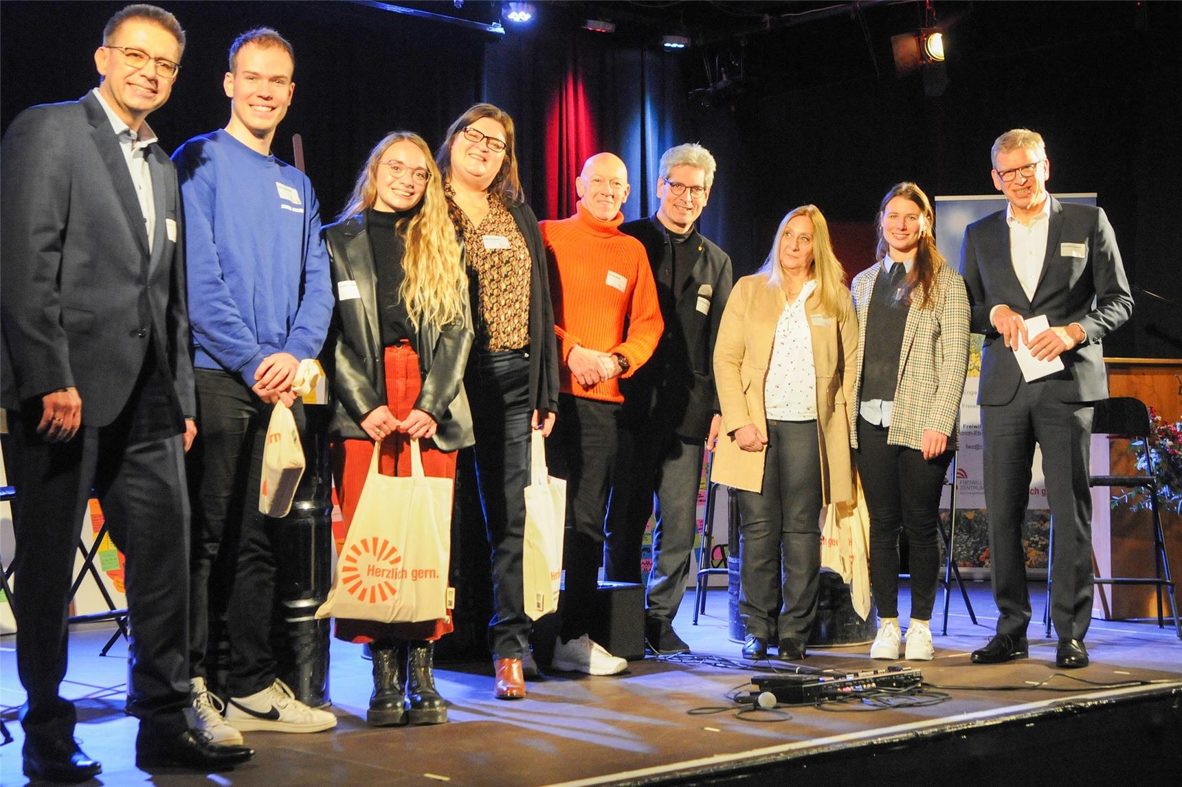 Mit einer „Caritas-Tasche“ bedankte sich der Verband bei den Mitwirkenden der Talk-Runde zum Jubiläum des Freiwilligen Zentrums (v. l.): Frank Polixa, Noah Zachowski, Josephine Gauselmann, Antje Romet