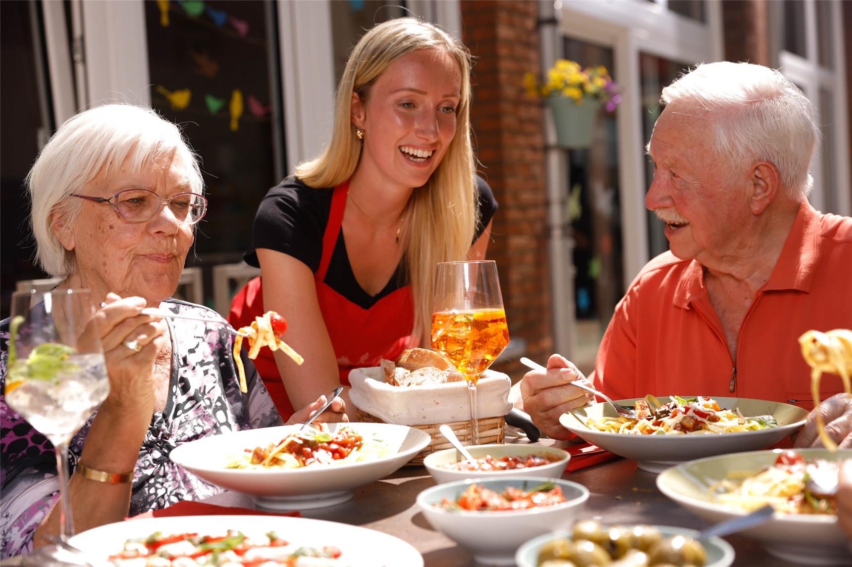 Drie Menschen essen gemeinsam. 