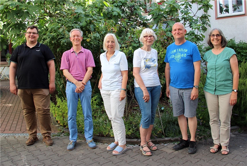 Einige der ehrenamtlichen Patinnen und Paten mit Schulleiter Ulrich Diehl (2.v.r.) und Caritas-Mitarbeiter Martin Kohl (l.)