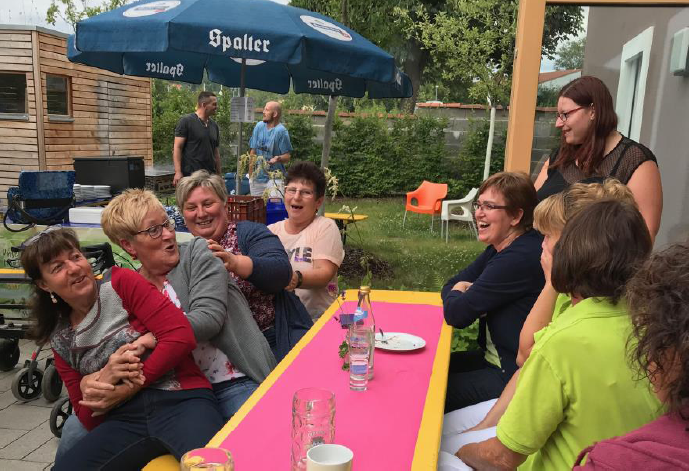 zufriedene Mitarbeiter beim Sommerfest (Foto: Caritas-Seniorenheim Spalt)