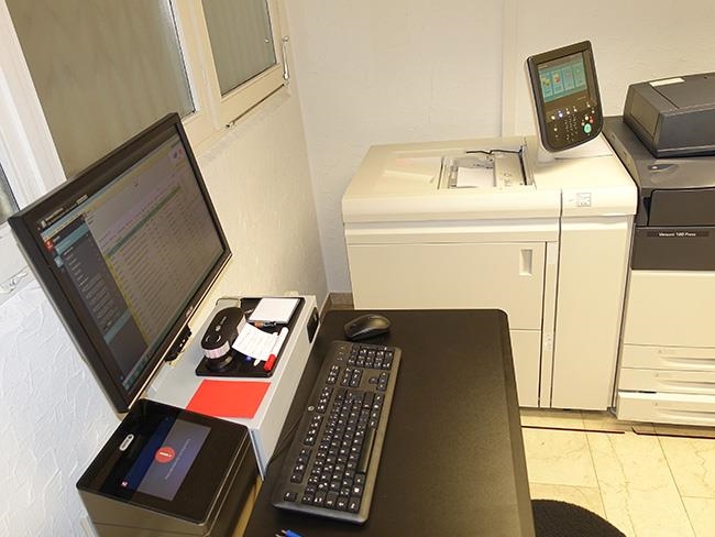 Der Steuercomputer der großen Druckmaschine, welcher die Druckaufträge nacheinander abarbeitet (Caritasverband Darmstadt e. V. / Jens Berger)