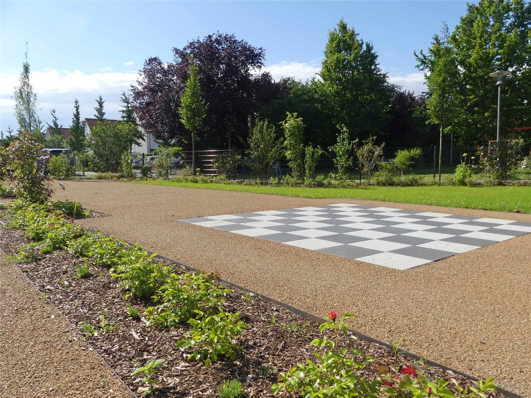 Blick auf ein großes Schachfeld im Garten der Seniorenwohnanlage Haus Raphael. (Foto: © Caritas Offenbach / Sabine Schilha)