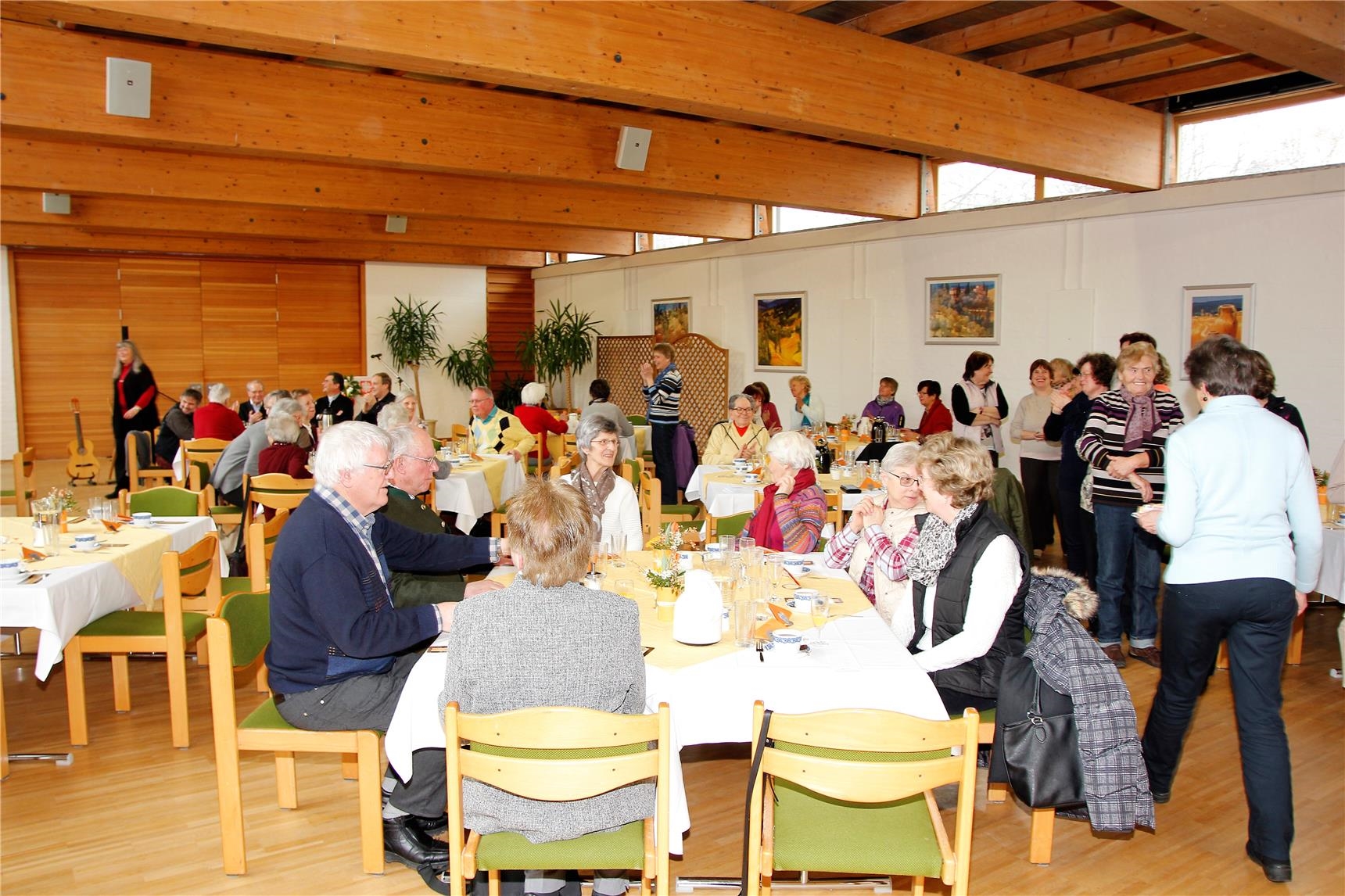 Über 50 Caritas-Sammlerinnen und -Sammler hatten die Einladung des Caritasverbandes für den Landkreis Landsberg e. V. zu einer großen Runde mit Kaffee und Kuchen dankbar angenommen. (Bernhard Gattner)