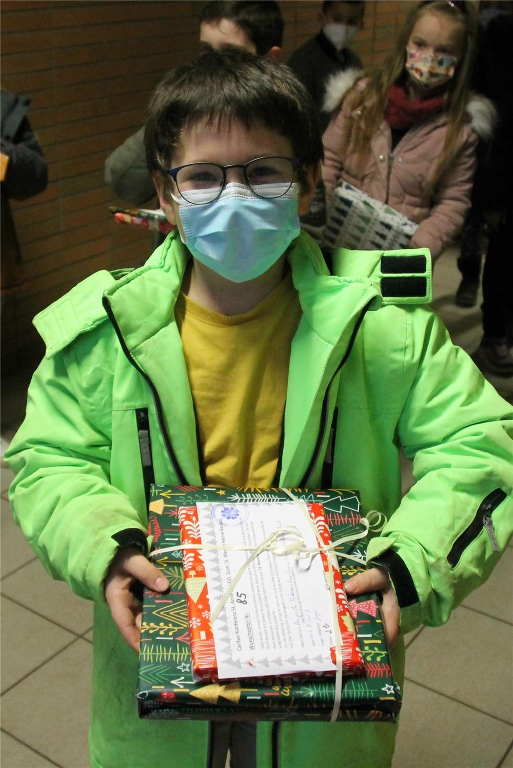 ein Schüler mit Geschenk (CKD Herne)