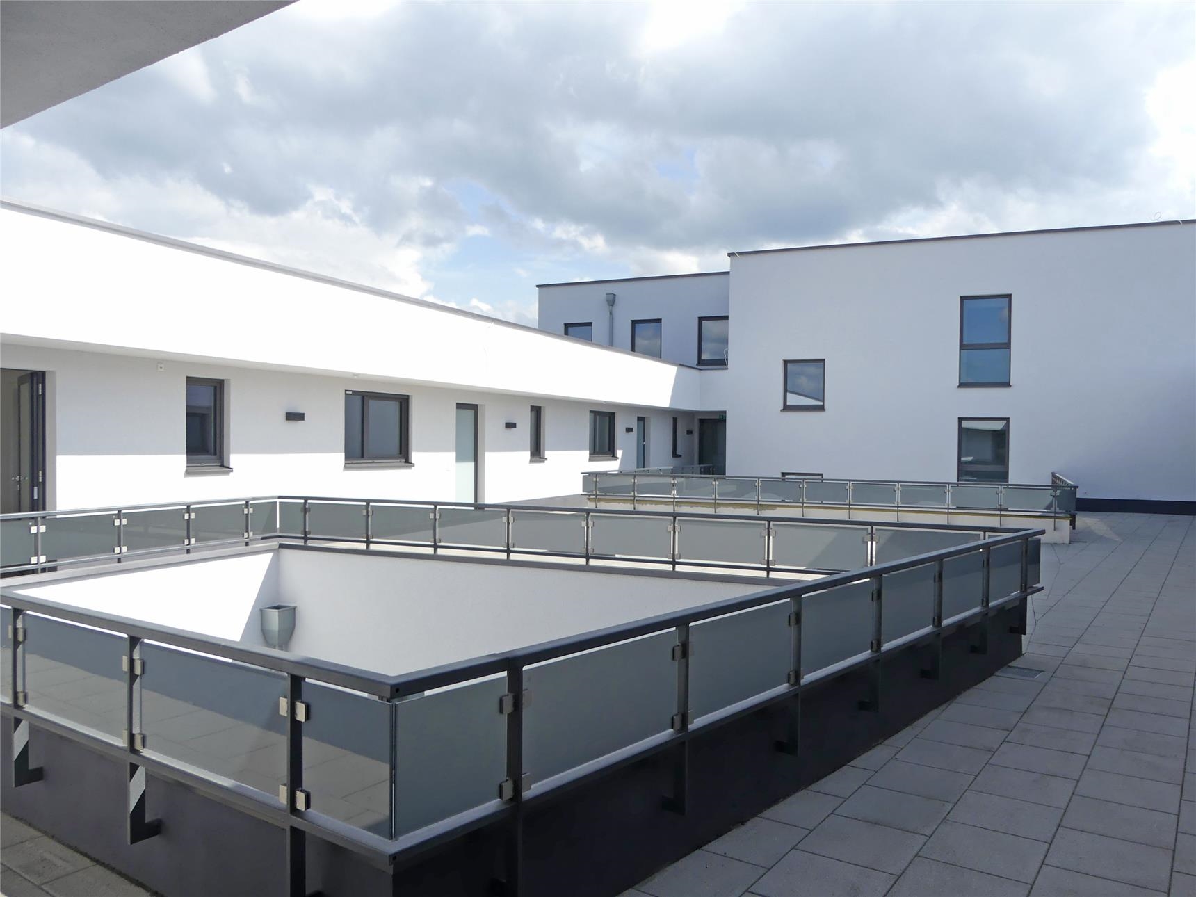 Blick auf Terrassenarchitektur im 2. Obergeschoss von Haus Raphael (Foto: © Caritas Offenbach / Sabine Schilha)