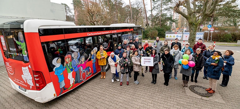 Steig ein - Gemeinsam geht es vorwärts. Mit dieser Botschaft rollt der Bus, der vor der Stadtteilwerkstatt Darmstadt-Eberstadt von Vorstand, Mitarbeitenden unterschiedlicher Fachbereiche und auch Eh (Foto: www.thomasneu.de)