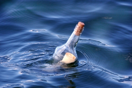 Flasche im Meer treibend
